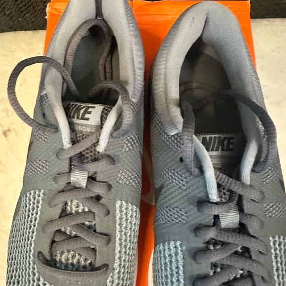 Nike Grey Revolution 4 size 7 women’s shoes - Picture 2 of 6